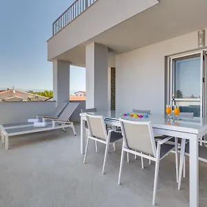 Apartment Kastelina, Vir